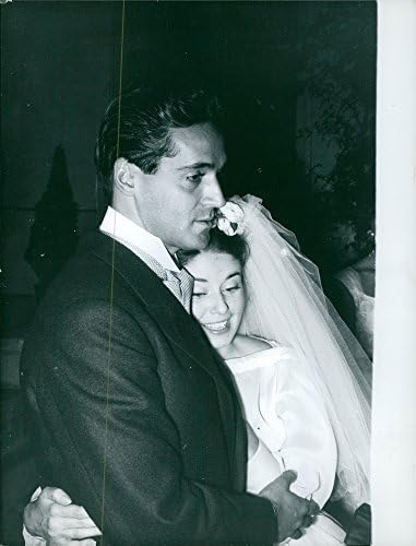 תצלום וינטג 'של דר ז'אק פסטוריזה עם אשתו מארי מחזיקה זה את זה ביום חתונתם. תמונה שצולמה ב- 12 באוקטובר 1959.