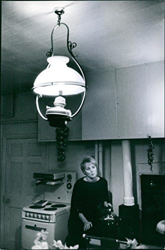 תצלום וינטג 'של מאי זטרלינג מכין קפה בביתה.