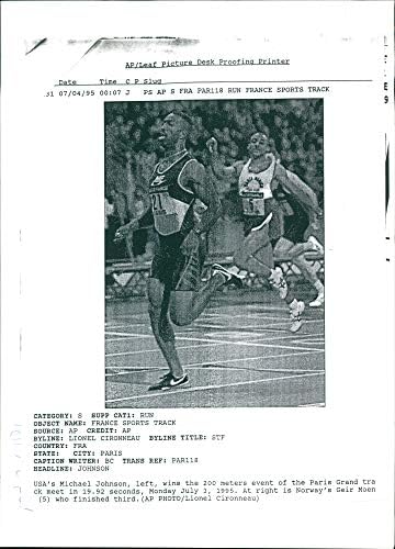 תצלום וינטג 'של ספורטאי האולימפי האמריקני של מייקל ג'ונסון.