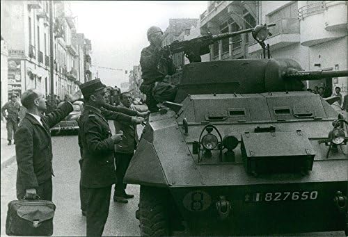 תצלום וינטג 'של הטנק הצבאי נע בכבישים או אורן, אלג'יריה. תמונה שצולמה 1962