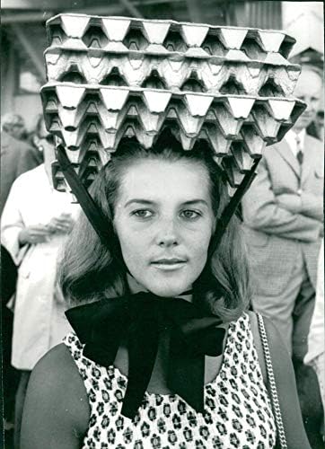 תצלום וינטג 'של J228; גרסרו דרבי. גברת אנה-קרשטי סנדברג עם כובעה העשויים מקרטוני ביצה מוזהבים